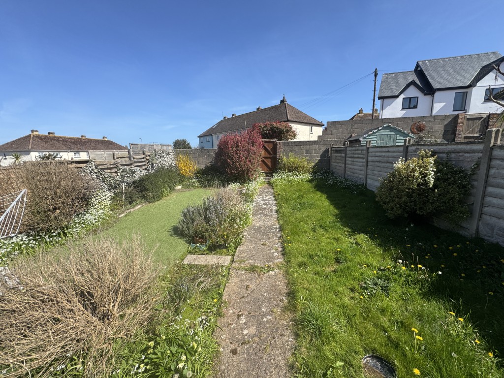 Lot: 44 - SEMI-DETACHED HOUSE FOR IMPROVEMENT - Rear garden
